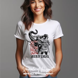 Puede incluir: Camiseta blanca con un gráfico de Muay Thai con un diseño de elefante y luchador. El texto dice "Victory is earned, not given, Muay Thai" en rojo y negro. La camiseta es un archivo digital, no un producto físico.
