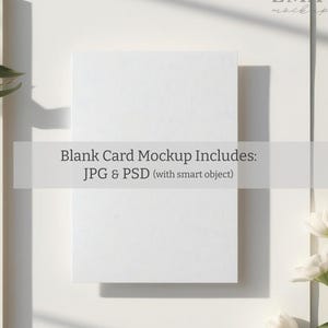 Mockup de cartão 5X7, cartão postal vertical em branco, papelaria minimalista, cartão de lugar plano com flores brancas, mockup de convite, foto de stock estilizada 17