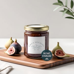 Mockup vierkant label, glazen pot vijgenjam op een houten snijplank, minimale keuken 201