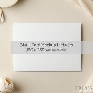 Maqueta de tarjeta horizontal de 5X7, tarjeta de lugar plana en blanco de papelería minimalista con flores y tela en el fondo, maqueta de invitación, foto de stock 09