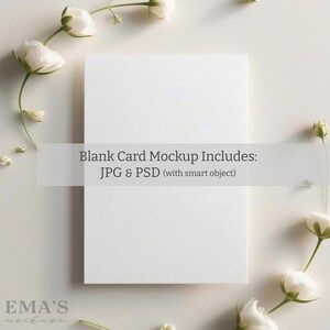 Mockup de cartão 5X7, cartão postal vertical em branco, papelaria minimalista, cartão de lugar plano com flores brancas, mockup de convite, foto de stock estilizada 10