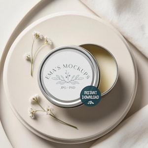 Puede incluir: Un juego de tres tazas de cerámica con un acabado mate moteado. Las tazas son de color crema, gris claro y gris oscuro. Cada taza tiene un diseño simple y minimalista.