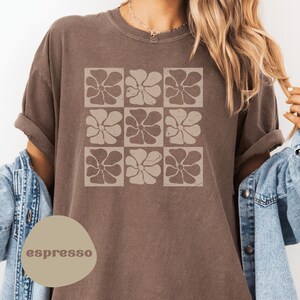 Retro bloemen T-shirt met comfortabele kleuren: Groovy T-shirt in jaren 70-stijl