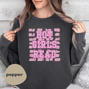 Comfort Colors® Maglione per amanti dei libri "Hot Girls Read", regalo di lettura accogliente per amanti dei libri, maglietta romantica Booktok.