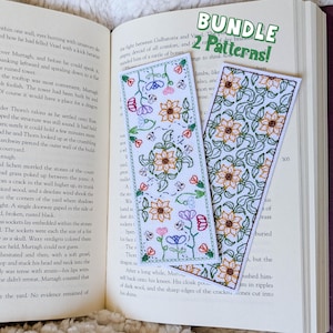 Può includere: Due segnalibri rettangolari appoggiati su una pagina di un libro aperto. Uno presenta un motivo floreale sparso con fiori arancioni, rosa e blu. L'altro mostra una stampa densa di girasoli e foglie. Il testo in alto recita BUNDLE 2 Patterns!