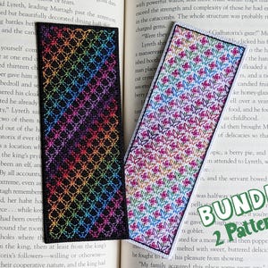 Può includere: Due segnalibri rettangolari ricamati. Uno presenta uno sfondo nero con un motivo geometrico a reticolo diagonale color arcobaleno. L'altro ha uno sfondo bianco con un motivo ripetuto di piccole farfalle e fiori colorati.