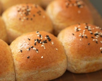Panecillos suaves de trigo integral, corteza dorada, ligeramente endulzados