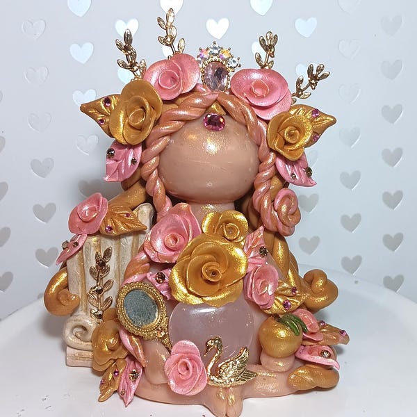 Escultura de altar de Afrodita con corazón de cuarzo rosa - Arte Divino Femenino, Diosa de Arcilla Cristalina Hecha a Mano
