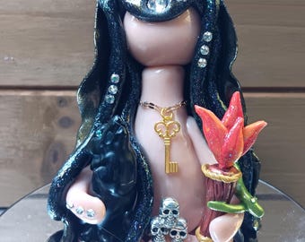 Statue der Göttin Hekate, Dreifache Mondgöttin, Heidenaltardekoration, Hexengöttinnenfigur, Obsidian-Wolfstotem