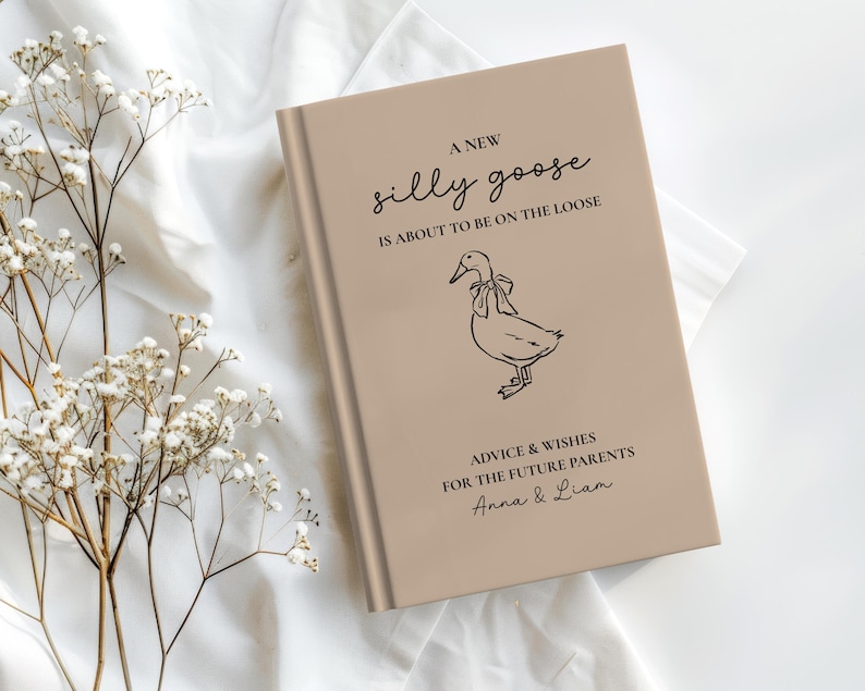 Op de afbeelding: Een beige boek met de tekst "A New Silly Goose is About to Be on the Loose." Een lijntekening van een gans met een strik staat onder de tekst. Het boek bevat ook "Advice & Wishes for the Future Parents" en namen.