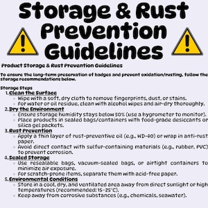 Op de afbeelding: Een witte achtergrond met zwarte tekst met richtlijnen voor opslag en roestpreventie. De titel "Storage & Rust Prevention Guidelines" staat bovenaan, met gele gevaarsymbolen. De tekst geeft stappen voor reiniging, droging, roestpreventie, verzegelde opslag en omgevingscondities.