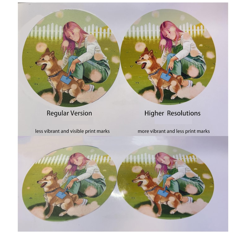 Op de afbeelding: Ronde sticker met een illustratie van een persoon met roze haar die een Shiba Inu-hond aait op een groene achtergrond. De teksten "Regular Version" en "Higher Resolutions" worden boven de afbeeldingen weergegeven. De tekst "less vibrant and visible print marks" en "more vibrant and less print marks" zijn ook aanwezig.