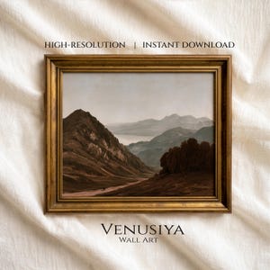 Può includere: Un dipinto di paesaggio in una cornice dorata che raffigura una catena montuosa con una valle e uno specchio d'acqua in lontananza. Il testo HIGH-RESOLUTION | INSTANT DOWNLOAD e VENUSIYA WALL ART è visibile sopra e sotto l'opera incorniciata.