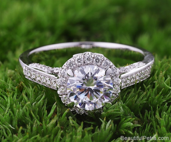 Anillo de compromiso de diamantes con halo platino en oro rosa