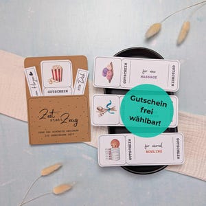 Könnte beinhalten: Ein brauner Papierumschlag mit dem Text Zeit statt Zeug und mehreren rechteckigen Gutscheinen mit Illustrationen von Popcorn, Massage, Besteck und Bowling, sowie einem grünen Kreis mit Gutschein frei wählbar.