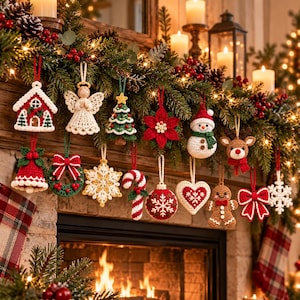 Könnte beinhalten: Eine Sammlung gehäkelter Weihnachtsanhänger an einer Girlande, darunter ein Haus, ein Engel, ein Baum, ein Weihnachtsstern, ein Schneemann, ein Rentier, eine Glocke, ein Kranz, eine Schneeflocke, eine Zuckerstange, eine Kugel, ein Herz, ein Lebkuchenmann und eine Schleife.
