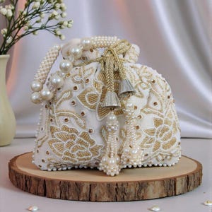 Bolso Potli de cuentas blancas y doradas hecho a mano: bolso de novia para boda, bolso de noche con borlas de perlas, clutch étnico para fiesta, regalo para ella.