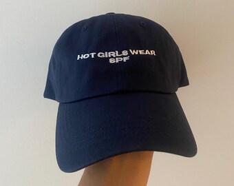Hot Girls Wear SPF Gestickter Hut Dermatologen Geschenk Kosmetikerin Cap