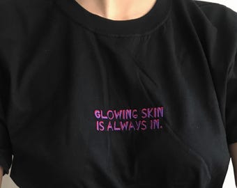 Lustiges Kosmetik T-Shirt: Strahlende Haut Kosmetikerin Kleidung