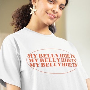 Camiseta con meme de TikTok, divertida, regalos divertidos, camiseta con dolor de barriga, divertida camiseta con síndrome del intestino irritable, camiseta con dolor de barriga, ideas de regalo para novias, camiseta estética