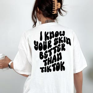 TikTok よりもあなたの肌のことを知っているシャツ エステティシャン Tシャツ スキンケアセラピスト Tシャツ 美容師 Tシャツ エステティシャン Tシャツ 美容