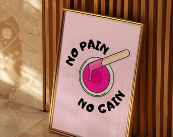 Puede incluir: Una impresión rosa enmarcada con las palabras "NO PAIN NO GAIN" en negro. La imagen presenta una representación de dibujos animados de una olla de cera con cera rosa y un aplicador de madera. El marco es dorado.