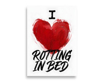 Op de afbeelding: Witte poster met een groot rood hart en de letter "I" erboven. Onder het hart staat de zin "ROTTING IN BED" in een cursief lettertype. Het kunstwerk heeft een geschilderde esthetiek.