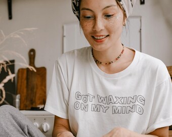 Camiseta "Tengo la mente puesta en la depilación": Camiseta con humor de esteticista, camiseta técnica de depilación