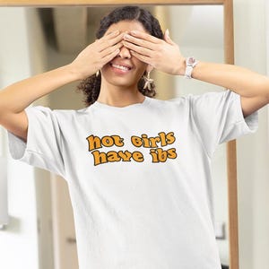 Heiße Mädchen haben IBS lustiges unhinged Shirt, mein Bauch tut weh, Geschenk für Freundin, Laktoseintolleranz, Überlebende, versteckte Behinderung, Angst