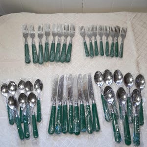 Puede incluir: Una taza de cerámica blanca con un asa negra y el texto "But First, Coffee" en negro, en negrita. La taza está sobre una superficie blanca. La taza es probablemente para bebidas calientes.