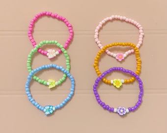 Beaded flower and butterfly charm bracelet | Handmade Jewelry | flower bracelets | Flowers | Butterfly’s | Summer bracelet