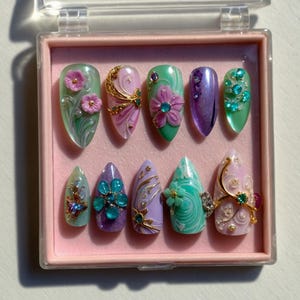 Unhas postiças com estampa de borboletas florais 3D | Conjunto de unhas Fairycore feito à mão | Unhas longas amendoadas | Vibes de sereia verde, rosa, roxo