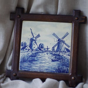 Vintage Delfter Kachel – Handbemaltes Windmühlenmotiv im Holzrahmen