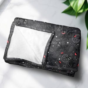 Toothless Fleece Blanket – How to Train Your Dragon Throw Blanket – Cute Anime Bedroom Decor – Cozy Family Blanket – Gift for Anime Lovers