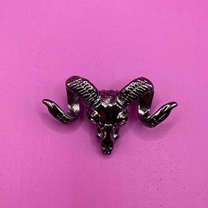 Broche Vintage Bélier En Métal Doré – Bijou Occasion à Prix Doux
