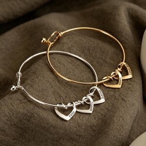 Pulsera rígida personalizada con corazón, joyería con múltiples nombres grabados, corazón grabado a medida, joyería familiar con nombres de niños, regalo para damas de honor