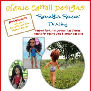 Könnte beinhalten: Ein Schnittmuster für einen Puppen-Badeanzug mit dem Text "Sprinkler Season Darling" und "Perfekt für Little Darlings, Les Cheries, Hearts for Hearts Girls & Puppen ähnlicher Größe". Das Schnittmuster enthält Bonus-Arbeitsblätter für einen Hula-Rock, eine Schleife am Rücken und einen Volant am Ausschnitt.