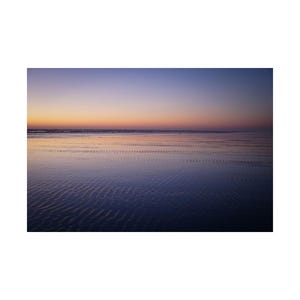 Pôster horizontal fosco com paisagem costeira ao pôr do sol na praia