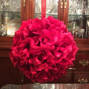 Boule de baisers de roses rouges, boule de pomander de roses, boule de pomander de mariage rouge, boule de baiser rouge de vacances, boule de pomander de roses rouges image 2