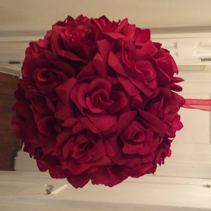 Boule de baisers de roses rouges, boule de pomander de roses, boule de pomander de mariage rouge, boule de baiser rouge de vacances, boule de pomander de roses rouges image 1