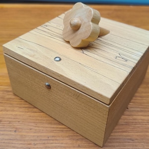 Wooden box made of elm with lid and flower, unique piece (casket, box, crate, storage, natural, minimalist, handmade)