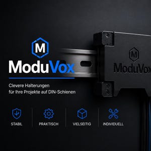 Puede incluir: Imagen de componentes eléctricos ModuVox. La imagen presenta un soporte de montaje negro, una fuente de alimentación blanca y un bloque de terminales negro, todos montados en un carril DIN. El logotipo de ModuVox es visible, junto con texto en alemán.