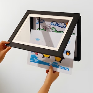 Einzigartiger Kinder Kunstrahmen mit austauschbarem Display für Poster, Fotos, Zeichnungen, Gemälde von Ihrem Kind, Frontöffnung und magnetischer Versiegelung