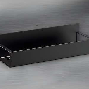 Può includere: Un ripiano in metallo nero di forma rettangolare. Il ripiano è montato a parete e ha un design semplice e moderno.
