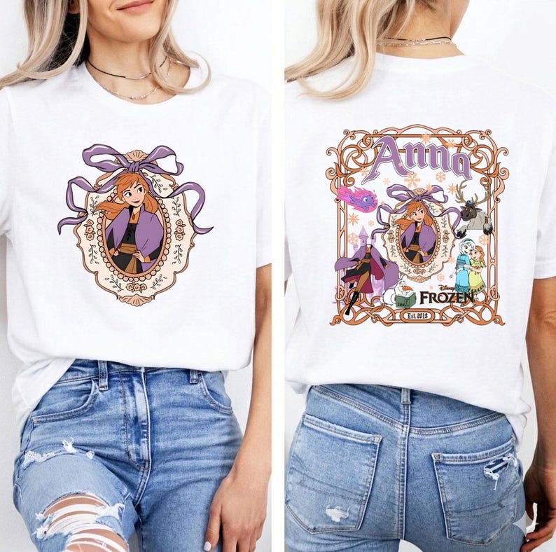 以下が含まれることがあります： アナの漫画グラフィックが特徴の白いTシャツ。前面のデザインは、紫色のフレームと紫色のリボンでアナを示しています。シャツの背面には、アナ、「アナ」という言葉、映画の他のキャラクターを含む大きなデザインがあります。