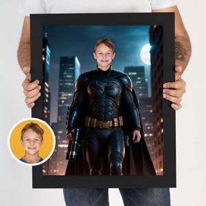 Peut inclure: Portrait encadré d'un enfant déguisé en Batman, sur fond de paysage urbain avec pleine lune. L'enfant porte un costume noir avec un symbole de chauve-souris et une ceinture utilitaire. Un petit portrait de l'enfant est dans le coin.