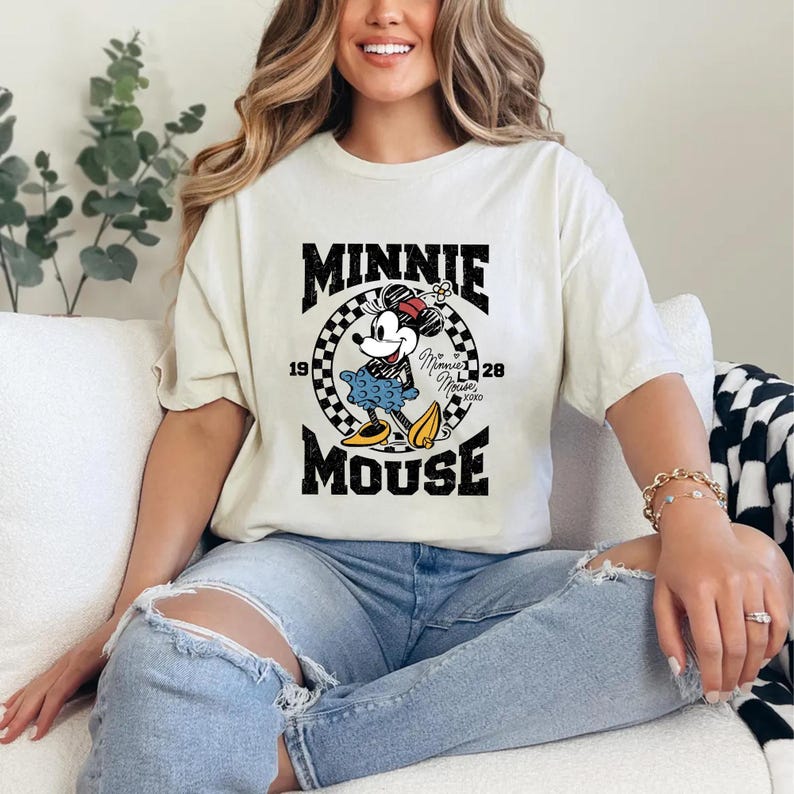 Disney Minnie Mouse Checkered T-Shirt, Minnie Mouse Comfort Colors® Shirt, Checkered Minnie Tee, Disney Family Trip Shirt, Disneyland Shirt zdjęcie 1