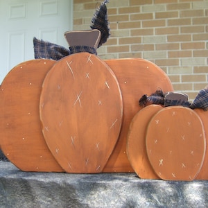 PUMPKINS HaNdPaiNtEd WooD PriMiTiVe SiGn FaLL HoMe DeCoR SheLf SiTtEr HaLLoWeeN Rustic Farmstyle Fall Decor Autumn Harvest Leaves Sign image 1