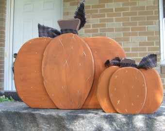 PUMPKINS HaNdPaiNtEd WooD PriMiTiVe SiGn FaLL HoMe DeCoR SheLf SiTtEr HaLLoWeeN - Rustic Farmstyle Fall Decor - Autumn Harvest Leaves Sign