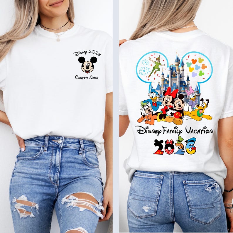 Op de afbeelding: Wit T-shirt met Mickey Mouse en de tekst "Disney 2026 Custom Name" op de voorkant. De achterkant van het shirt toont Disney-personages, een kasteel en de woorden "Disney Family Vacation 2026".